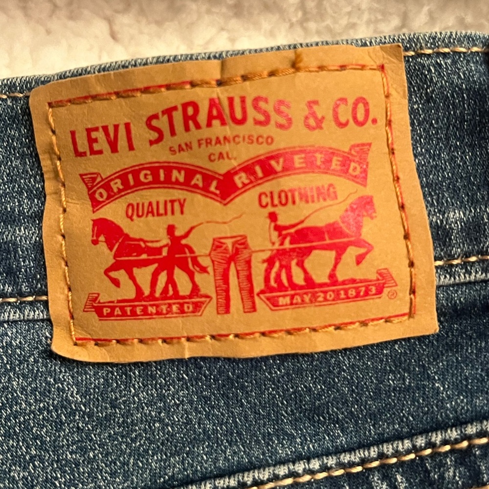 NWOT-Levi Stretch Denim shorts - Picture 5 of 9